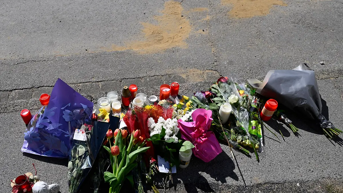 Dort, wo die Polizei einen Blutfleck mit Sand abgestreut hat, werden nach und nach mehr Blumen abgelegt.