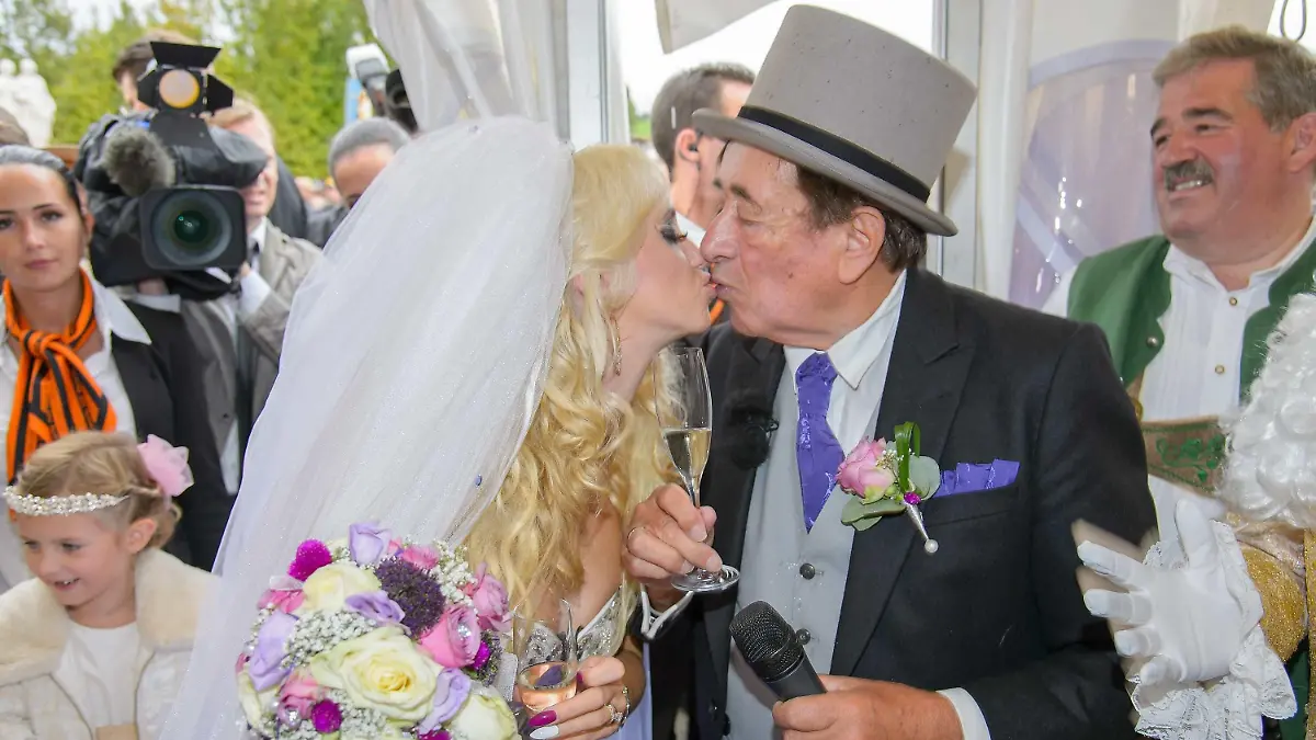Richard Lugner Hochzeit mit Cathy SCHMITZ Hochzeit Heirat Trauung Lugner, Schloss Schönbrunn, Wien, 13.9.2014, Hochzeit Richard und Cathy LUGNER (Schmitz) stars PUBLICATIONxNOTxINxAUT 17542502Richard LUGNER Wedding with Cathy Schmitz Wedding Marriage Wedding ceremony LUGNER Castle Schoenbrunn Vienna 13 9 2014 Wedding Richard and Cathy LUGNER Schmitz Stars PUBLICATIONxNOTxINxAUT 17542502