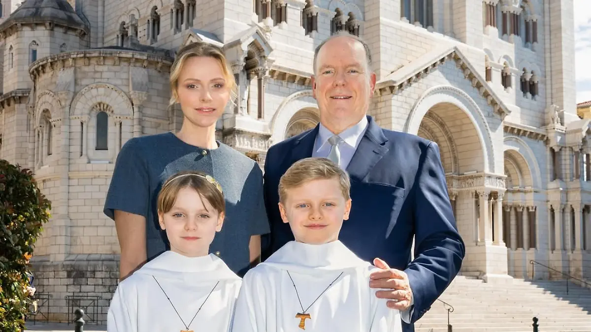 Fürst Albert mit Fürstin Charlène und Gabriella und Jacques