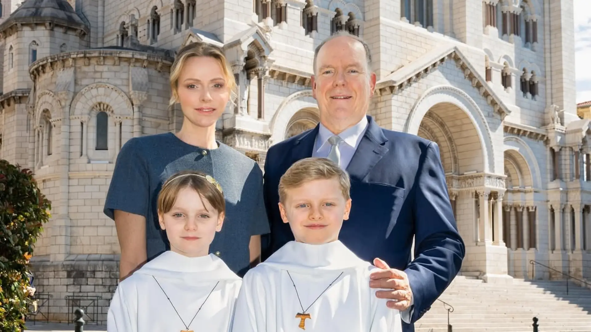 Fürst Albert mit Fürstin Charlène und Gabriella und Jacques