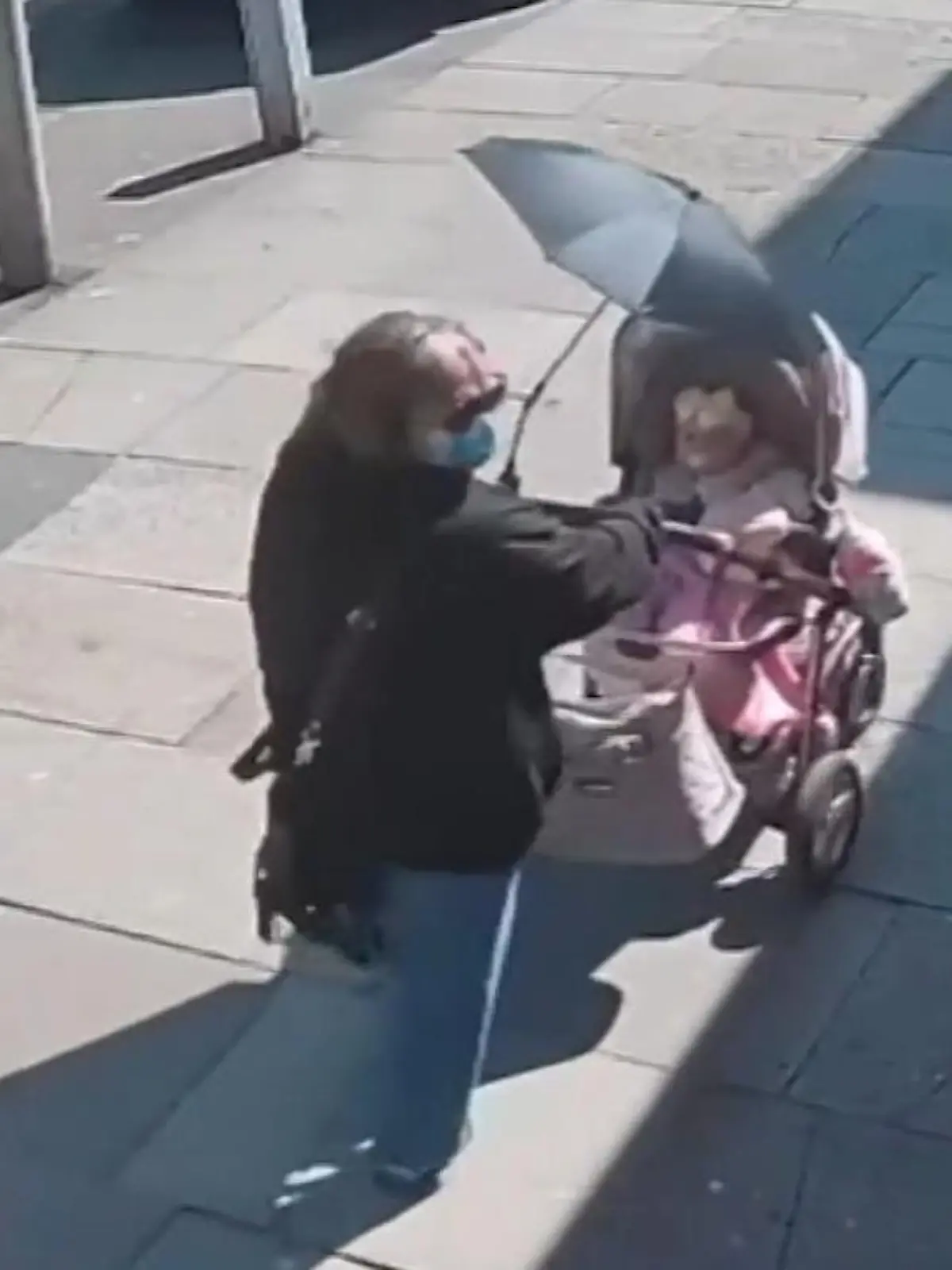Bild zu: "Versuchte Kindesentführung! Fremde Frau schiebt Kinderwagen mit Baby einfach weg"