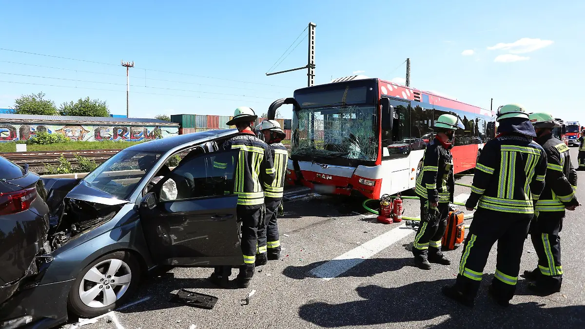 Nach dem Busunfall bei Sankt Augustin ist die A59 in Fahrtrichtung Köln gesperrt worden.