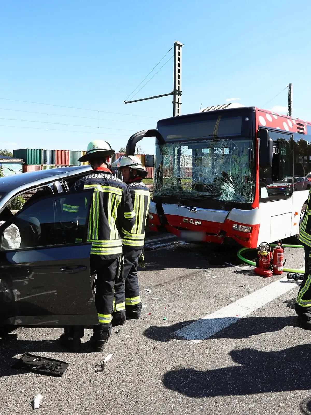 Bild zu: "Flughafenbus kracht in Stauende! Acht Menschen verletzt "