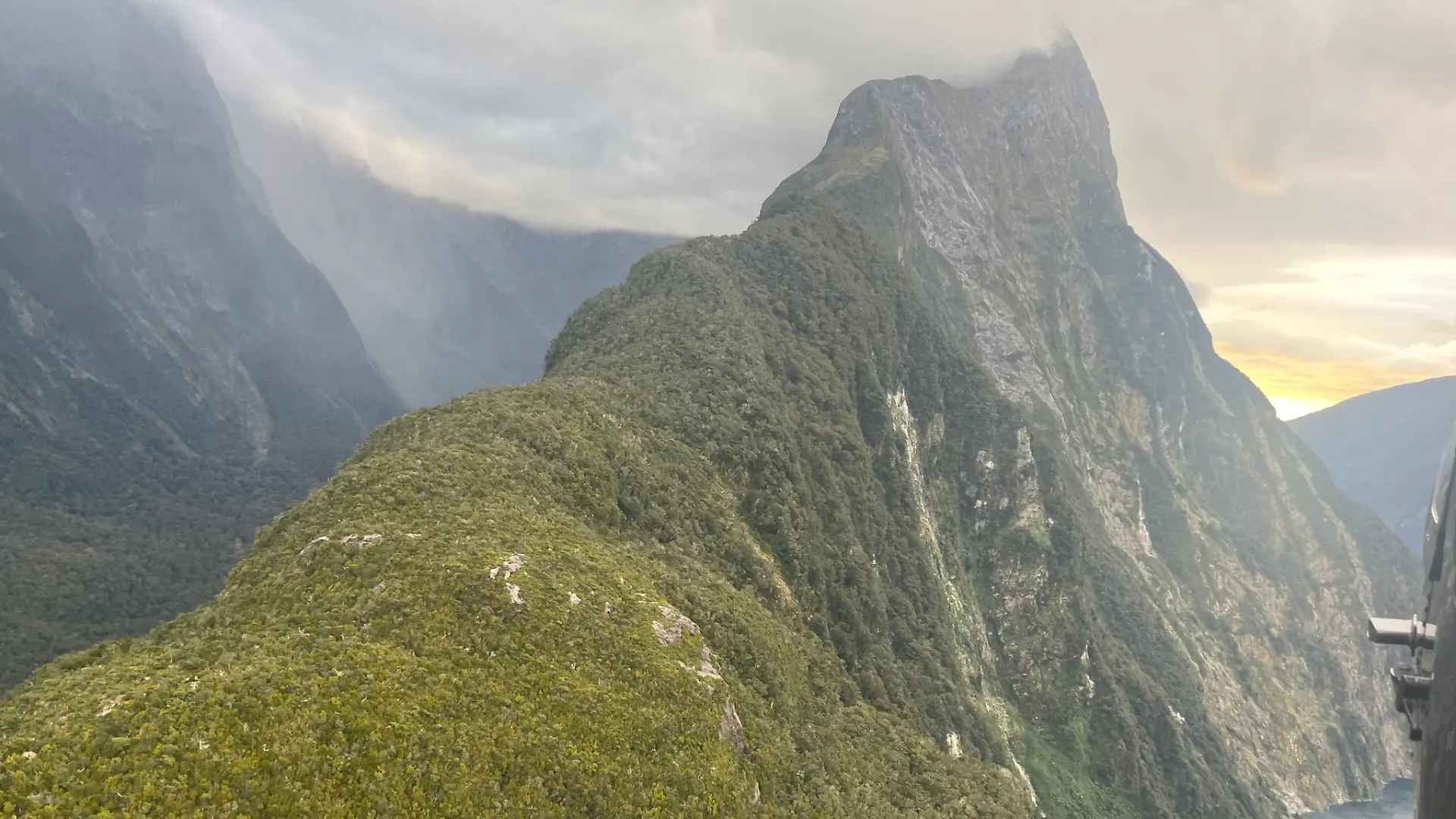 Suche nach vermisstem Wanderer am Mitre Peak