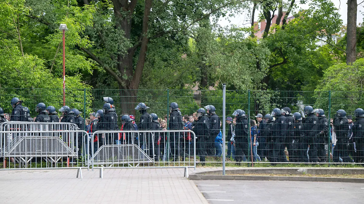 Polizei und Fans von Heidenheim auf dem zum Gästeblock vor dem Auswärtsspiel des FCH bei Union Berlin.