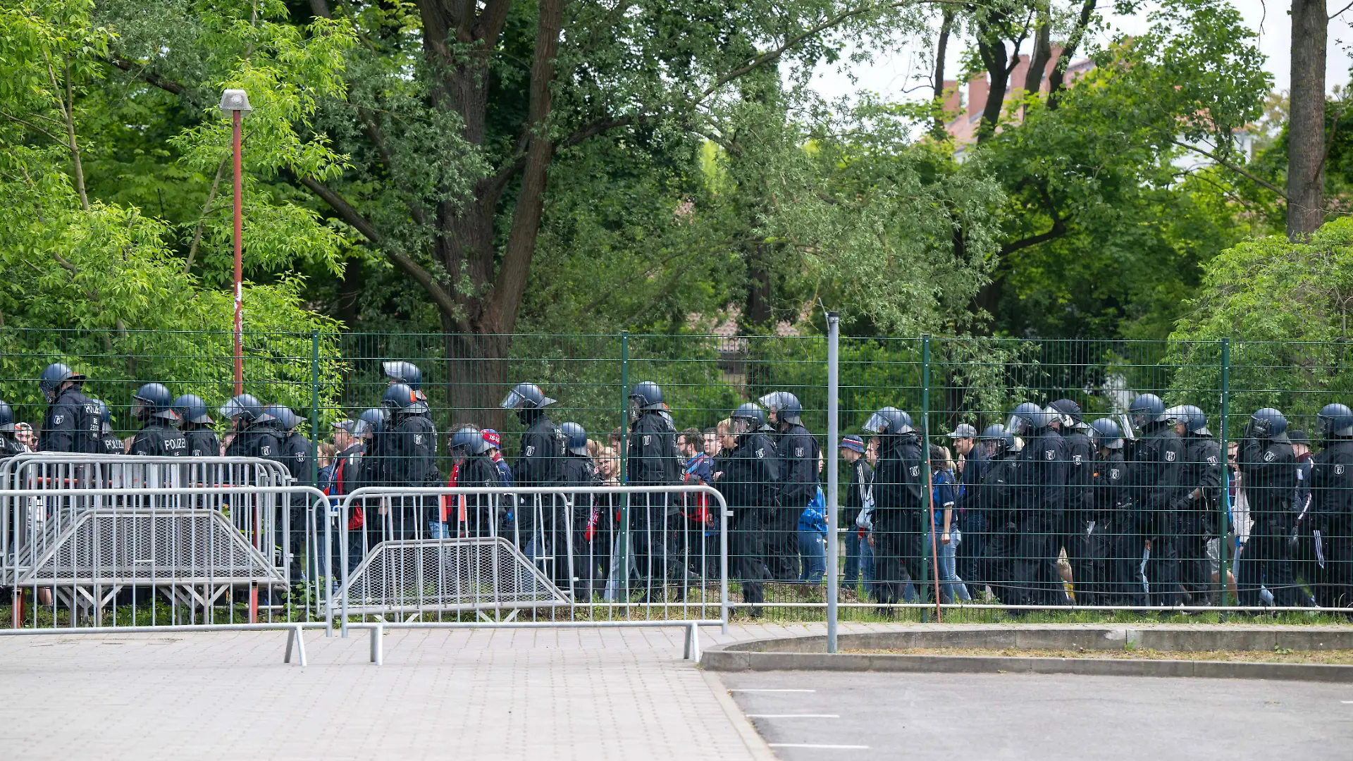 Polizei und Fans von Heidenheim auf dem zum Gästeblock vor dem Auswärtsspiel des FCH bei Union Berlin.