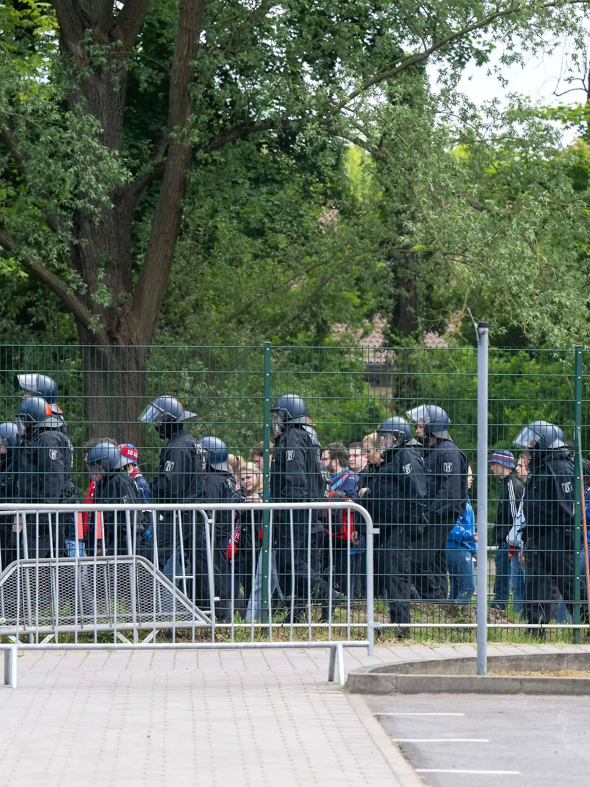 Polizei und Fans von Heidenheim auf dem zum Gästeblock vor dem Auswärtsspiel des FCH bei Union Berlin.