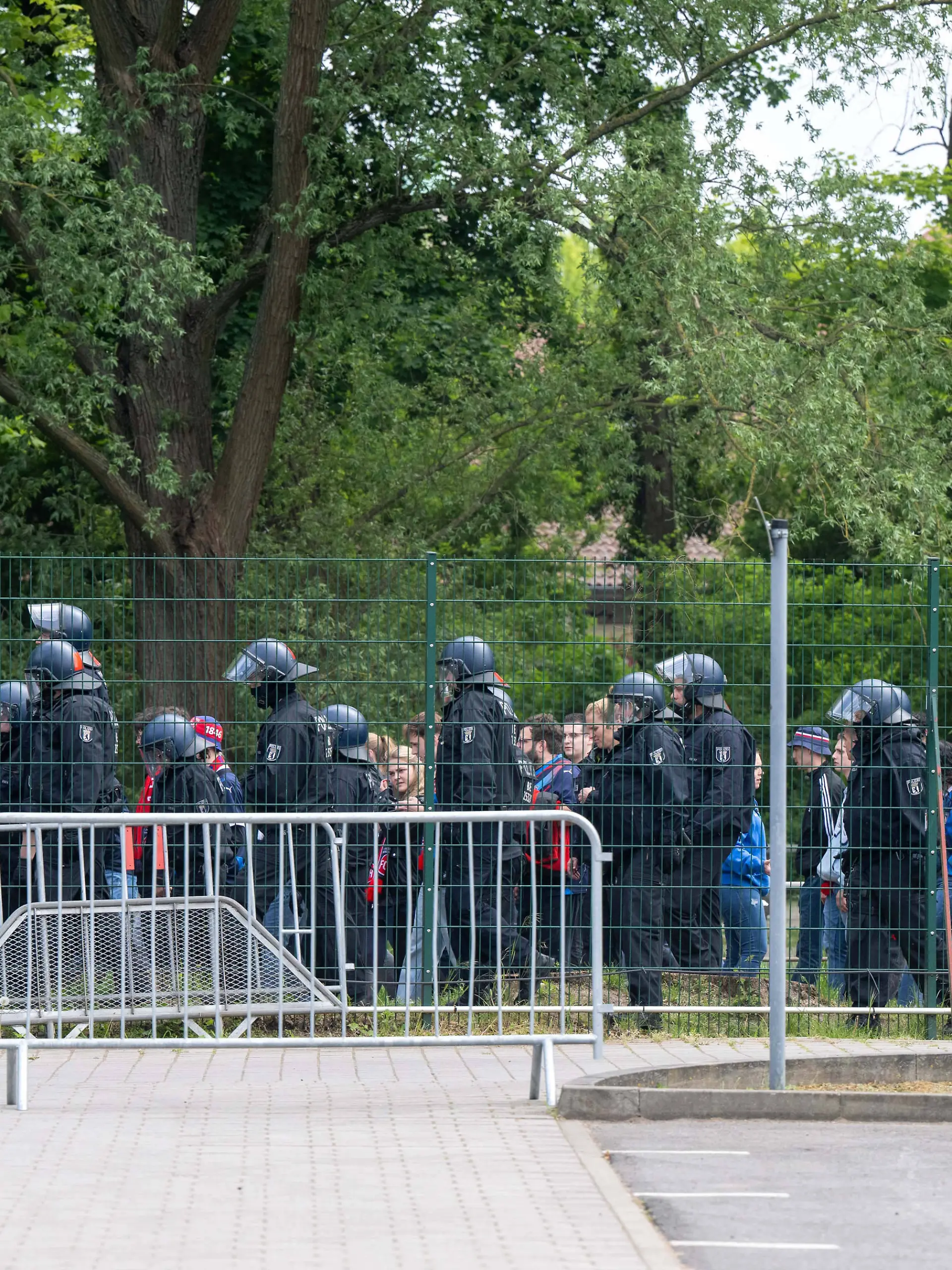 Polizei und Fans von Heidenheim auf dem zum Gästeblock vor dem Auswärtsspiel des FCH bei Union Berlin.