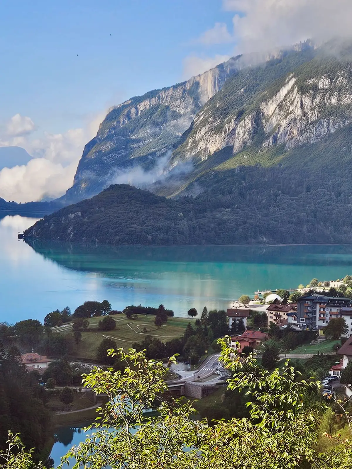 Bild zu: "Drama am Gardasee! Deutsches Ehepaar stirbt bei Roller-Unfall"