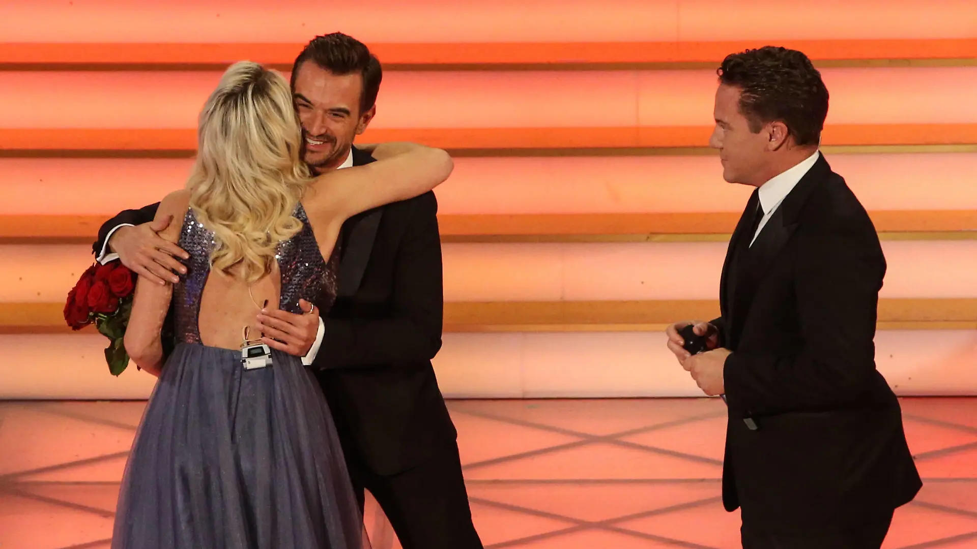Saengerin Anna Carina Woitschack bekommt einen Hochzeitsantrag von ihrem Freund und Sanger Stephan Mross, der zukuenftige Trauzeuge Moderator Florian Silbereisen beglueckwuenscht das Paar als erster - ARD Liveshow Das Adventsfest der 100.000 Lichter aus dem CCS in Suhl *** Singer Anna Carina Woitschack receives a wedding proposal from her boyfriend and singer Stephan Mross, the future best man presenter Florian Silbereisen congratulates the couple as the first ARD live show Das Adventsfest der 100 000 Lichter aus dem CCS in Suhl