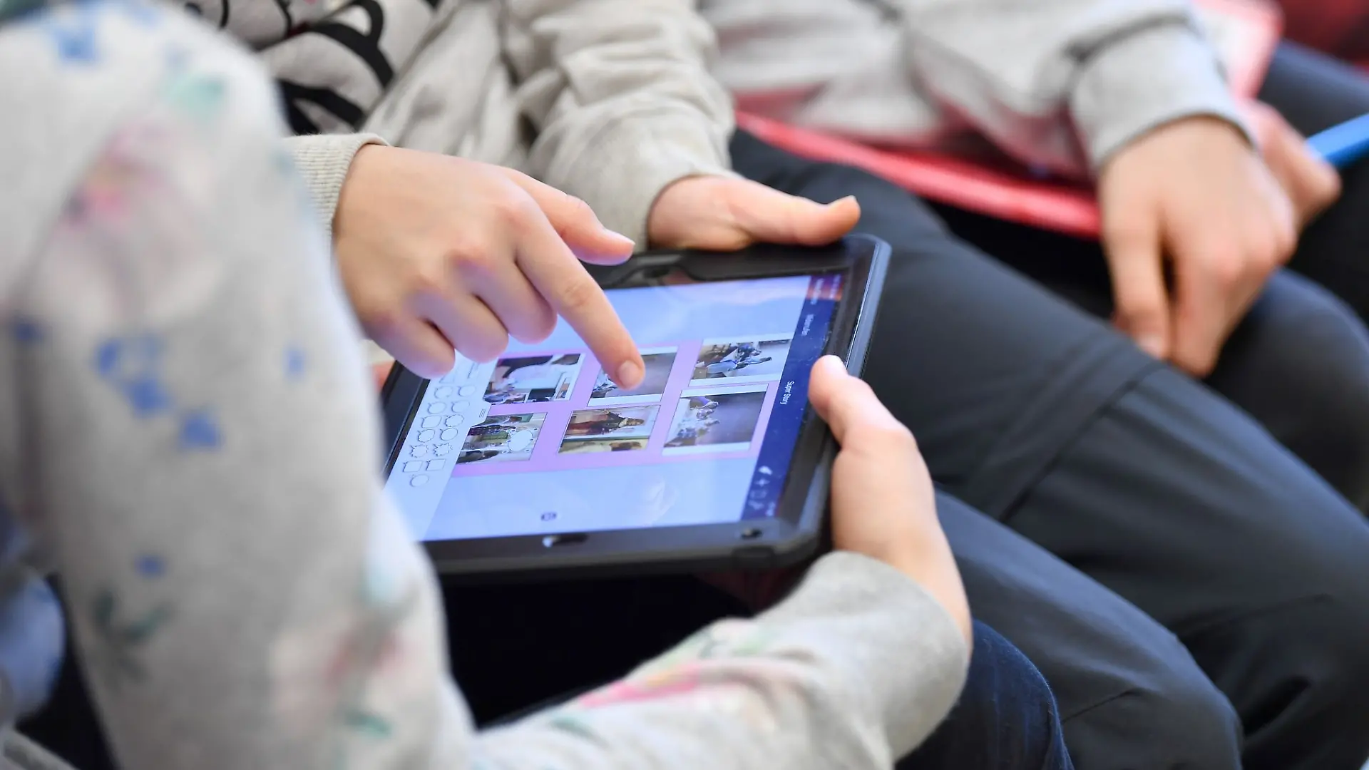 Medienscouts sollen ihre Mitschülerinnen und Mitschüler auf Augenhöhe für den Umgang mit moderner Technik und Informationen im Internet sensibilisieren. (Symbolbild)
