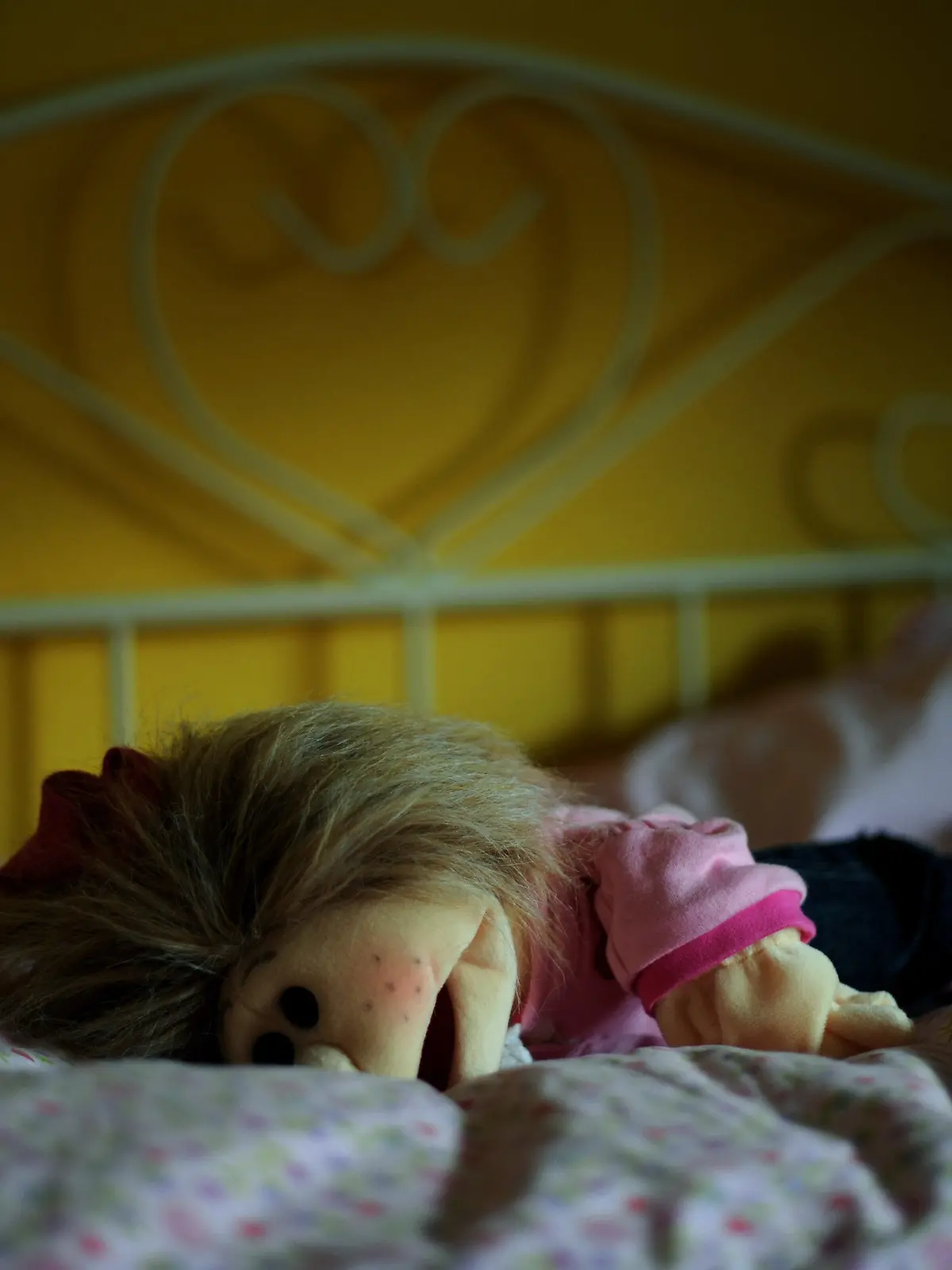 ARCHIV - SYMBOLFOTO - Eine Puppe liegt am 13.05.2011 in Kassel in einem Kinderzimmer auf dem Bett. (zu dpa «Schutz von Kindern vor sexueller Gewalt: Bund fördert Forschung» vom 29.11.2016) Foto: Uwe Zucchi/dpa +++(c) dpa - Bildfunk+++