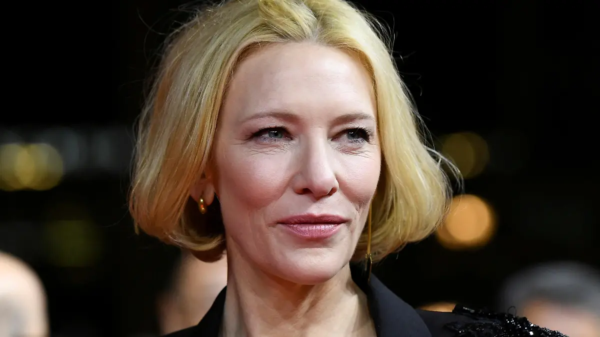 FILE PHOTO: FILE PHOTO: Actor Cate Blanchett arrives for the screening of the series "Stateless" during the 70th Berlinale International Film Festival in Berlin, Germany February 26, 2020. REUTERS/Annegret Hilse/File Photo
