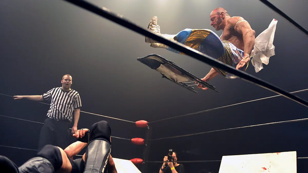 US-Wrestler Rob Van Dam (l.) im Kampf gegen Sabu (r.) im Jahr 2009. Die Matches der beiden Wrestler prägten die Hardcore-Szene.