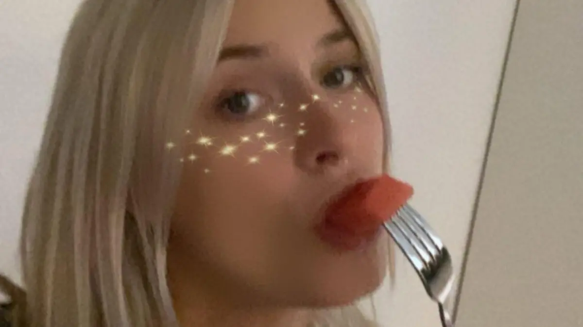 Lena Gercke genießt ihren Freitagabend-Snack in vollen Zügen