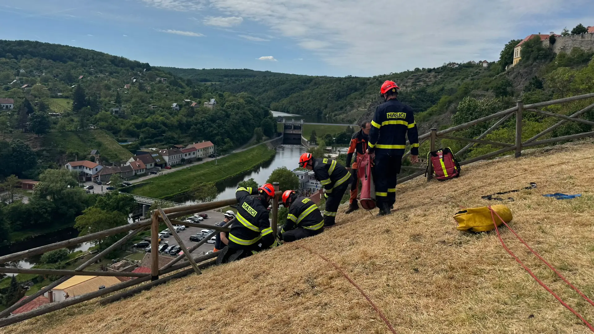 Der Ausflug zur tschechischen Burg endete für eine Frau im Krankenhaus.