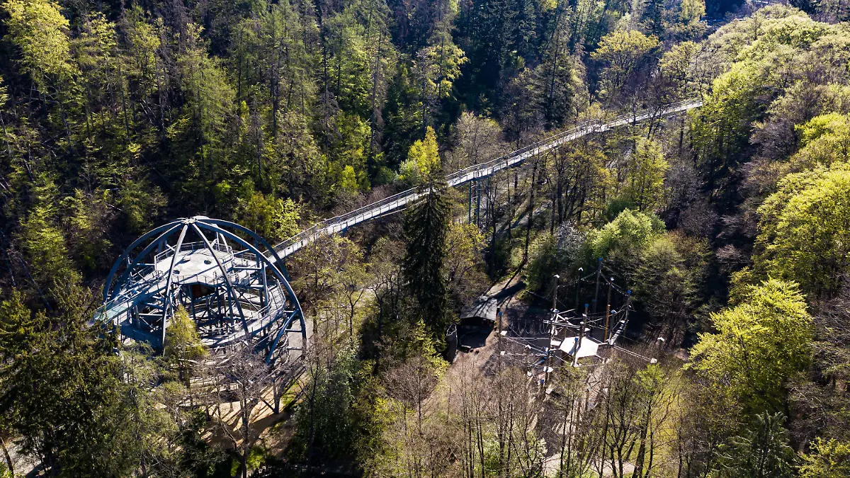 ARCHIV - 23.04.2020, Niedersachsen, Bad Harzburg: Blick auf den Baumwipfelpfad Harz. Zum Start der Osterferien an diesem Wochenende melden Niedersachsens Urlaubsregionen noch freie Hotelzimmer und Pensionen. (zu dpa: «Osterferien starten: Harz, Heide und Küste melden noch freie Zimmer») Foto: Swen Pförtner/dpa +++ dpa-Bildfunk +++