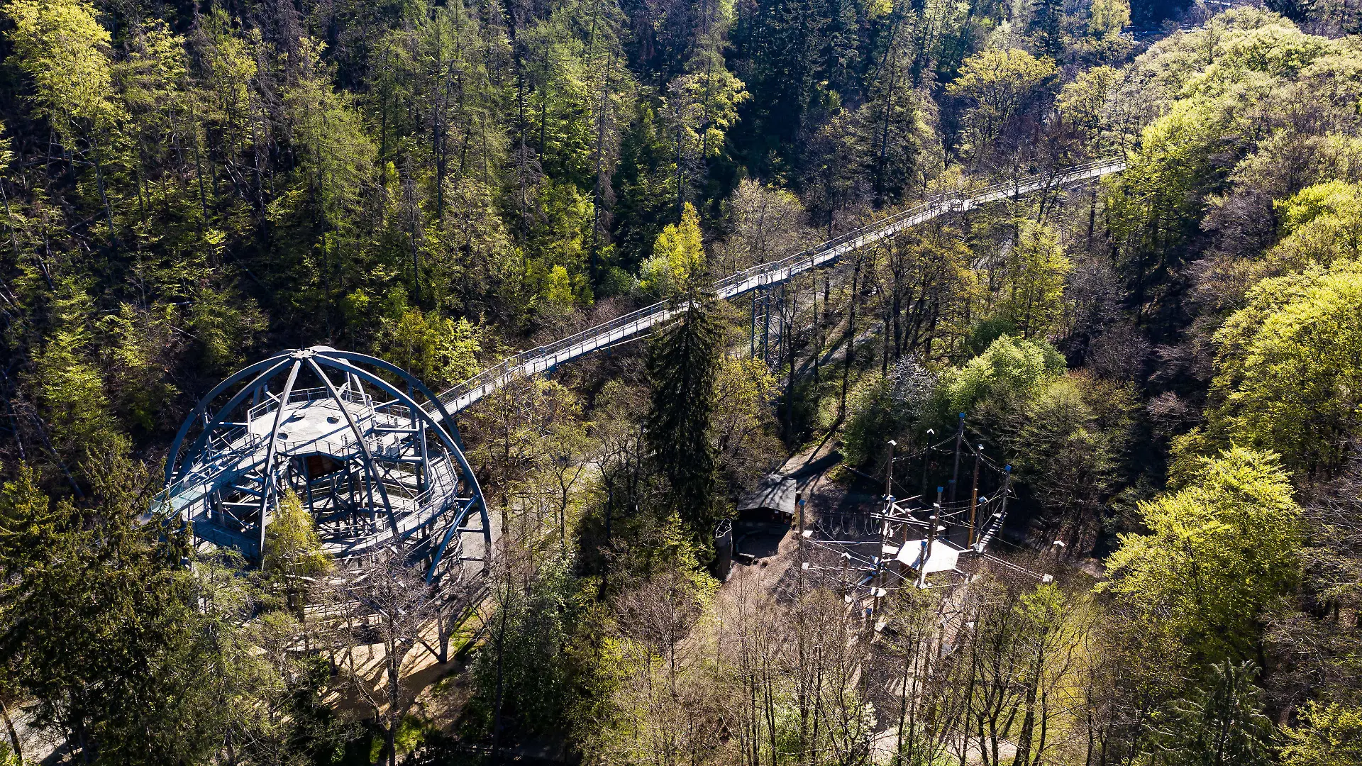 ARCHIV - 23.04.2020, Niedersachsen, Bad Harzburg: Blick auf den Baumwipfelpfad Harz. Zum Start der Osterferien an diesem Wochenende melden Niedersachsens Urlaubsregionen noch freie Hotelzimmer und Pensionen. (zu dpa: «Osterferien starten: Harz, Heide und Küste melden noch freie Zimmer») Foto: Swen Pförtner/dpa +++ dpa-Bildfunk +++