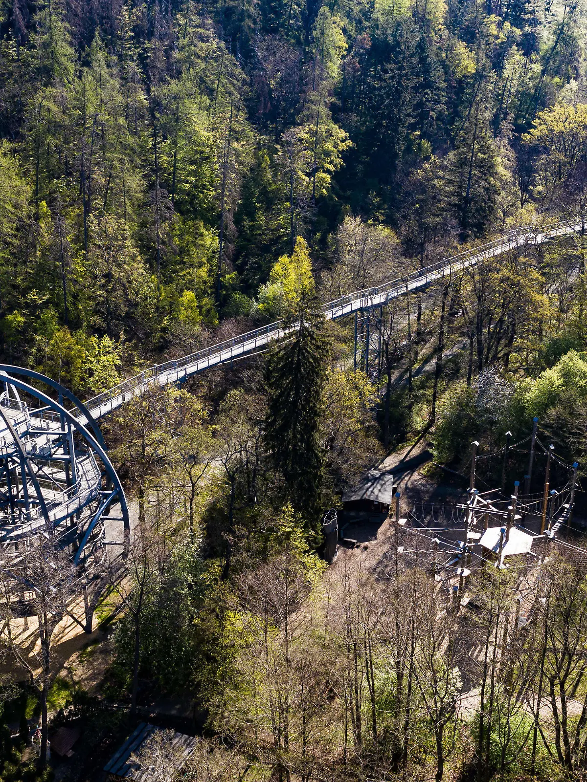 ARCHIV - 23.04.2020, Niedersachsen, Bad Harzburg: Blick auf den Baumwipfelpfad Harz. Zum Start der Osterferien an diesem Wochenende melden Niedersachsens Urlaubsregionen noch freie Hotelzimmer und Pensionen. (zu dpa: «Osterferien starten: Harz, Heide und Küste melden noch freie Zimmer») Foto: Swen Pförtner/dpa +++ dpa-Bildfunk +++
