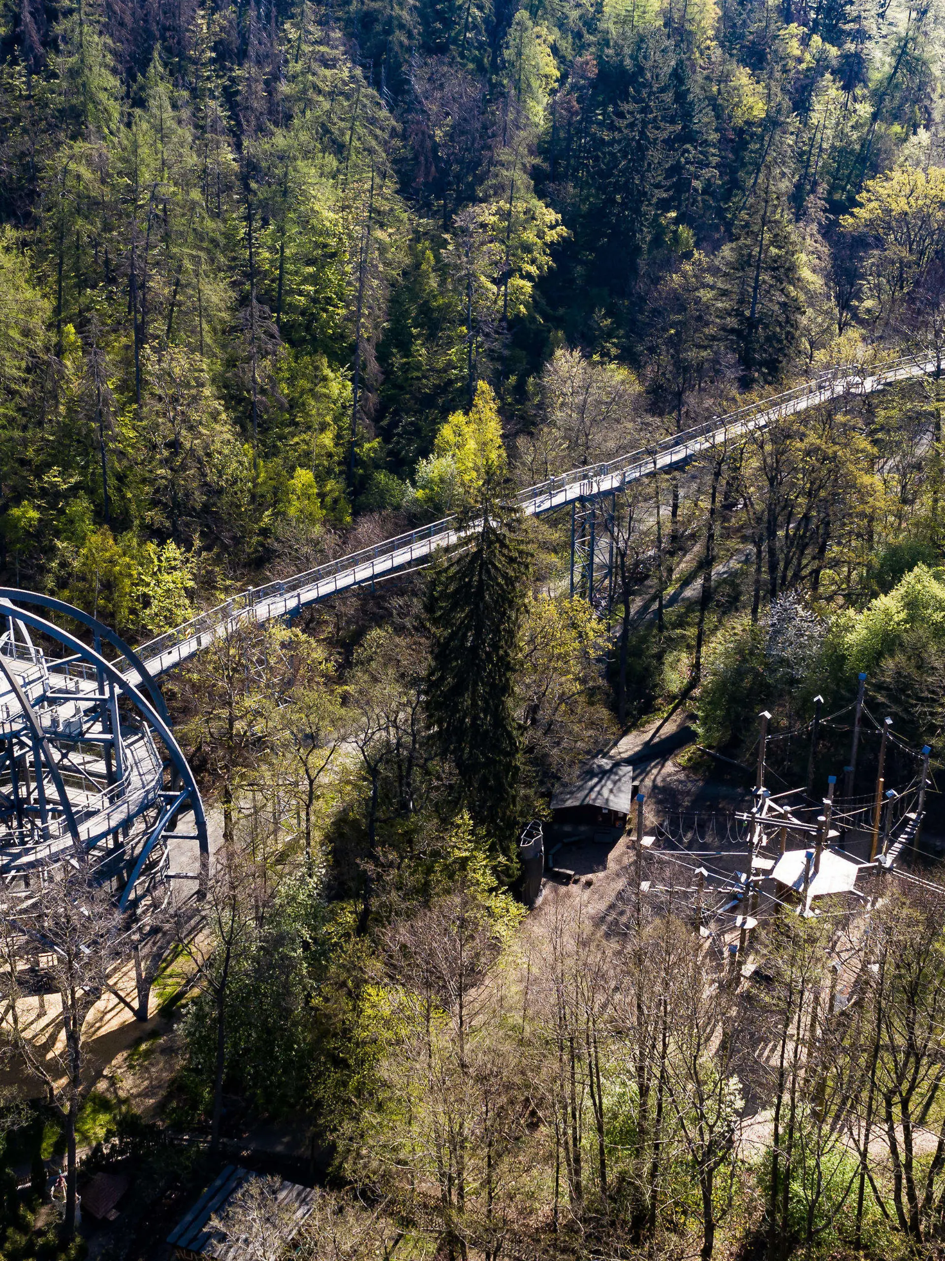ARCHIV - 23.04.2020, Niedersachsen, Bad Harzburg: Blick auf den Baumwipfelpfad Harz. Zum Start der Osterferien an diesem Wochenende melden Niedersachsens Urlaubsregionen noch freie Hotelzimmer und Pensionen. (zu dpa: «Osterferien starten: Harz, Heide und Küste melden noch freie Zimmer») Foto: Swen Pförtner/dpa +++ dpa-Bildfunk +++