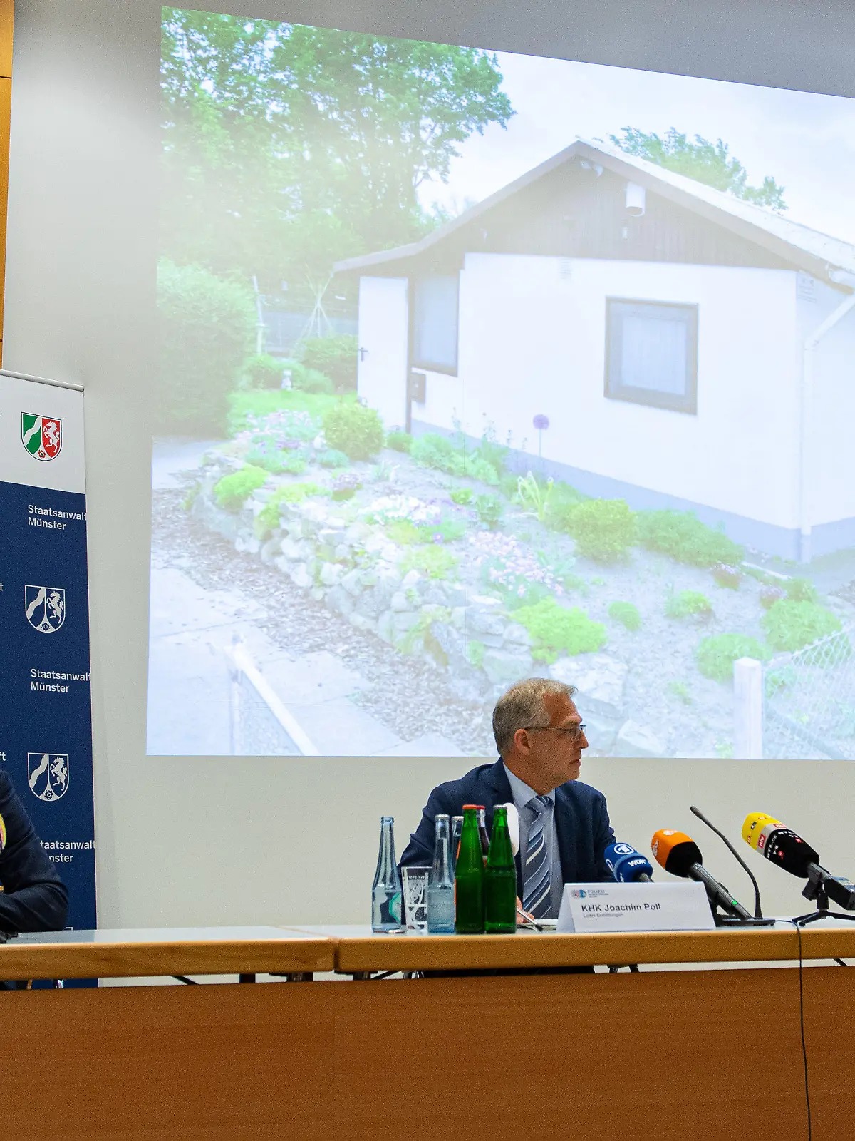 06.06.2020, Nordrhein-Westfalen, Münster: Martin Botzenhardt (l-r), Oberstaatsanwalt Staatsanwaltschaft Münster, Joachim Poll, Leiter der Ermittlungen, und Rainer Furth, Polizeipräsident Münster, zeigen bei der Pressekonferenz von Polizei und Staatsanwaltschaft Münster zu den Ermittlungen nach schwerem sexuellem Missbrauch von Kindern, ein Foto der Gartenlaube, in der der Tatverdächtige eine Server Anlage installiert hatte. Die Ermittler äußerten sich zum Ausmaß und zu den Hintergründen der Ermittlungen, nachdem am 05.06.2020 bekannt geworden war, dass es in Brandenburg, Niedersachsen und Hessen Durchsuchungen und Festnahmen gegeben hatte. Ausgangspunkt waren Ermittlungsverfahren in Nordrhein-Westfalen. Foto: Guido Kirchner/dpa +++ dpa-Bildfunk +++