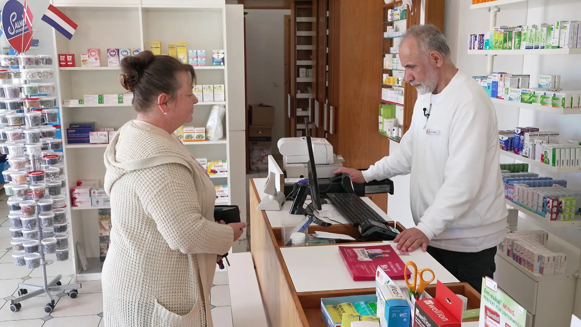 „Im Dorf haben die Menschen teilweise einen richtigen Hass auf die vorherige Apothekerin. Weil sie so ist, wie sie ist”, erzählt Kundin Sandra Nowack.