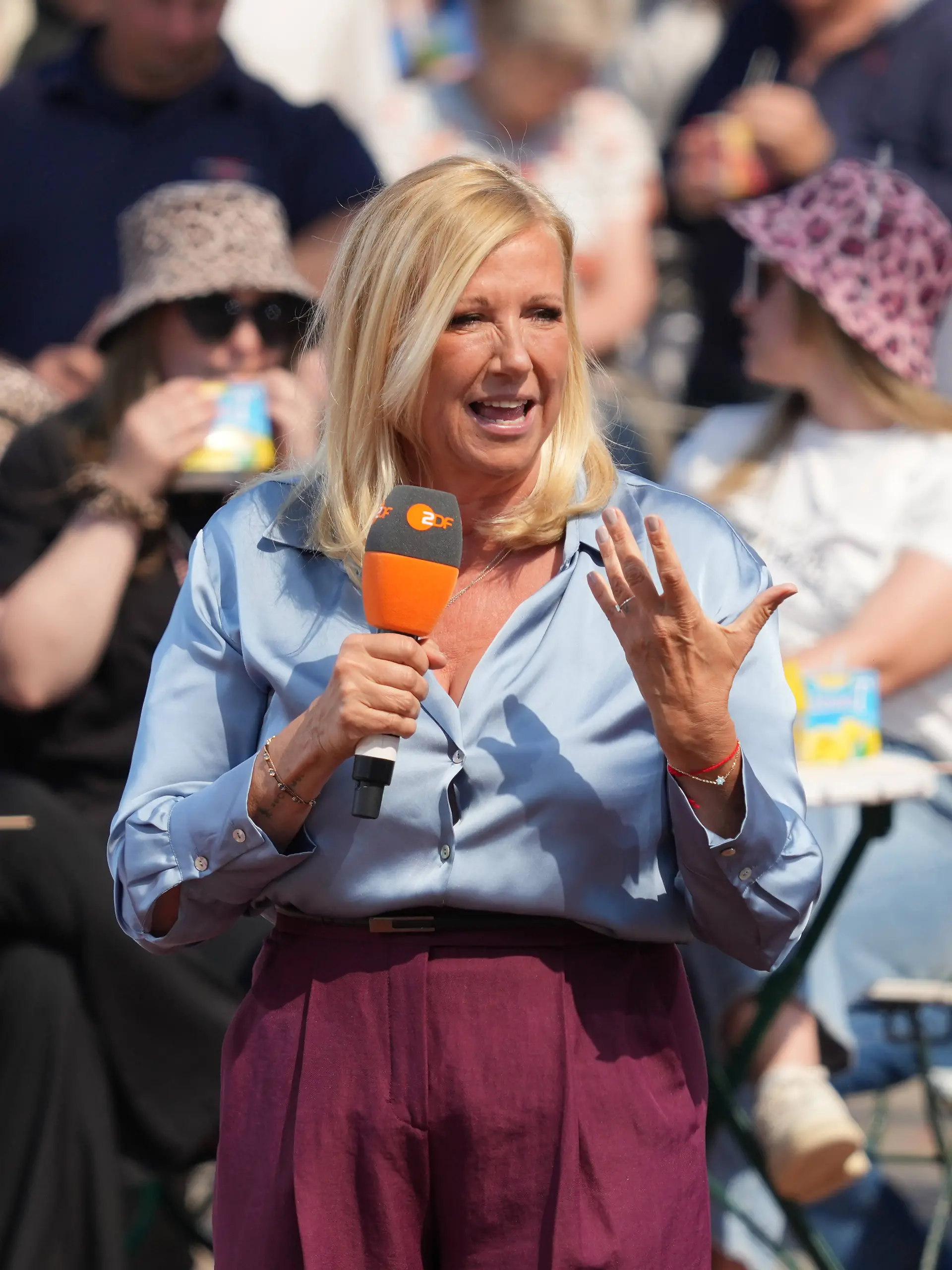 Beim ZDF-Fernsehgarten am 11. Mai 2025 erntete Moderatorin Andrea Kiewel Zorn aus dem Publikum.