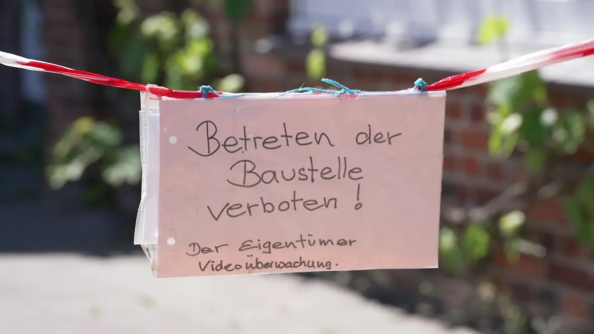 Andrea W. hängt diese Schilder vor die Apotheke.