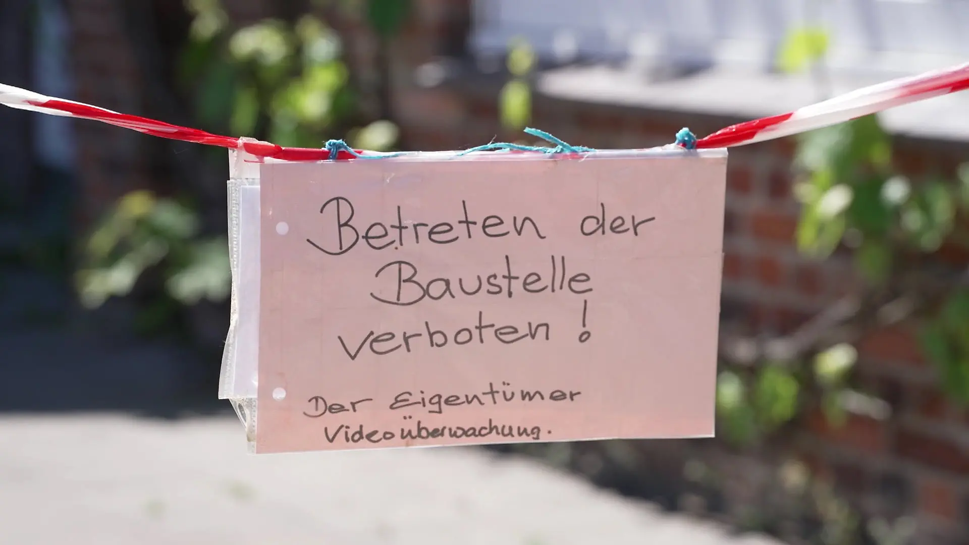 Andrea W. hängt diese Schilder vor die Apotheke.