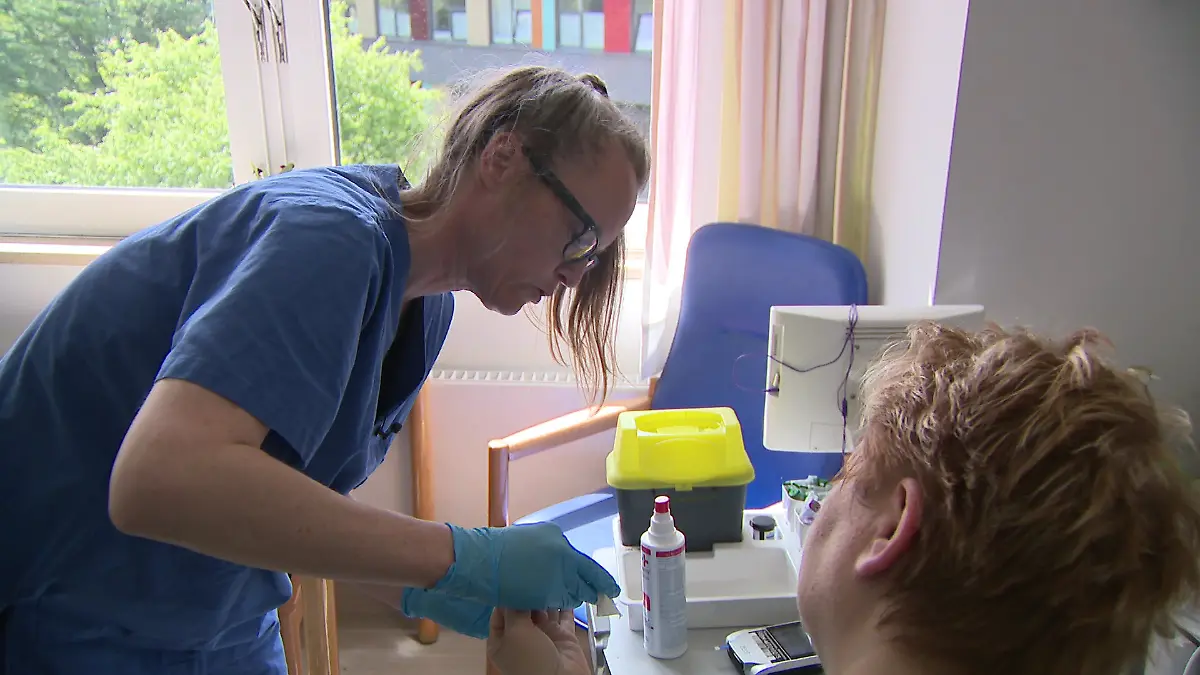 Cathrin Aust misst im St. Bernward Krankenhaus Hildesheim den Blutzucker einer Patientin.