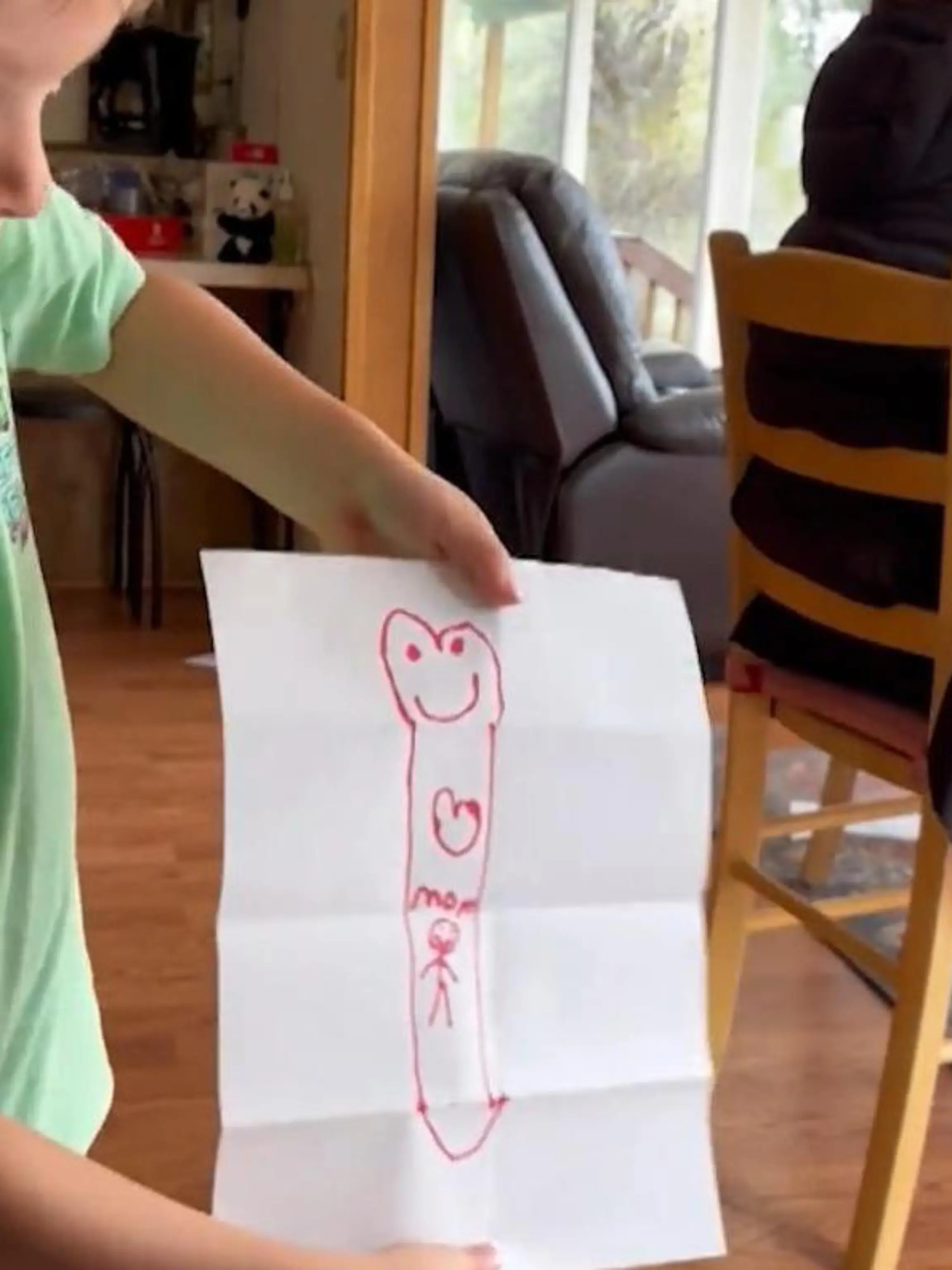 Ein Junge zeigt einen gezeichneten Penis.
