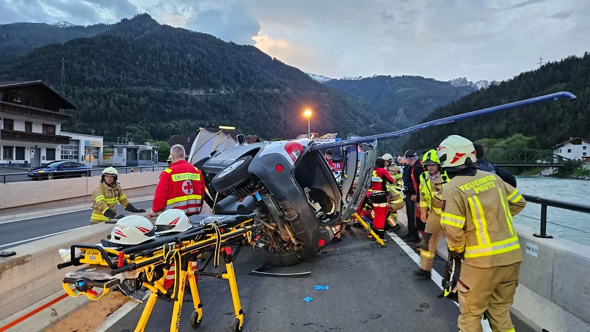 Österreich, Prutz: Ein alkoholisierter Autofahrer ist bei einem Unfall auf der Reschenstraße in der Tiroler Gemeinde Prutz (Bezirk Landeck) mit den linken Rädern seines Pkw auf eine abgeschrägte Betonwand geraten. Dabei bohrte sich eine Eisenstange des auf der Betonwand montierten Geländers durch die gesamte linke Fahrzeughälfte.