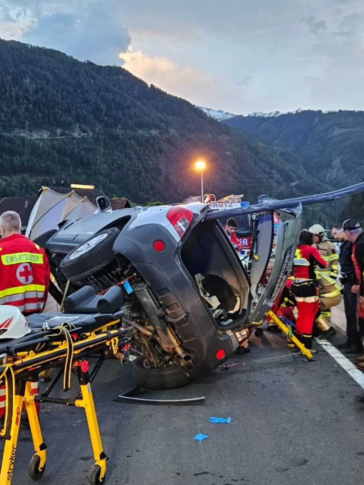 Österreich, Prutz: Ein alkoholisierter Autofahrer ist bei einem Unfall auf der Reschenstraße in der Tiroler Gemeinde Prutz (Bezirk Landeck) mit den linken Rädern seines Pkw auf eine abgeschrägte Betonwand geraten. Dabei bohrte sich eine Eisenstange des auf der Betonwand montierten Geländers durch die gesamte linke Fahrzeughälfte.