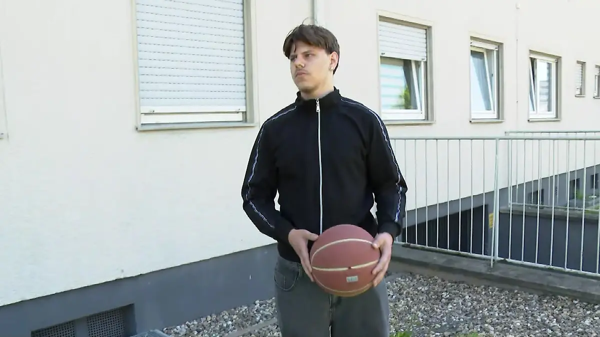 Valerio Magno trifft Eren F, der das Opfer Tolga und den vermutlichen Täter Alexis R. kennt. Er erzählt, wie er die beiden kennengelernt hat