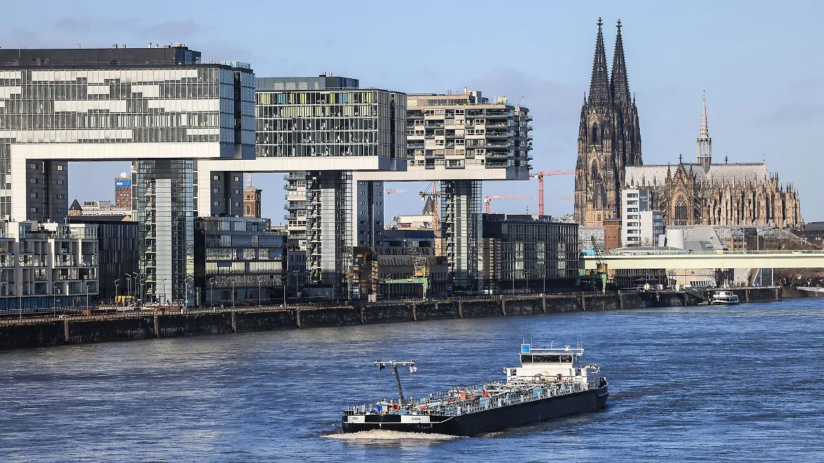 Im Rhein ist ein Toter gefunden worden - es handelt sich um einen am 1. Mai vermissten Schwimmer. (Symbolbild)