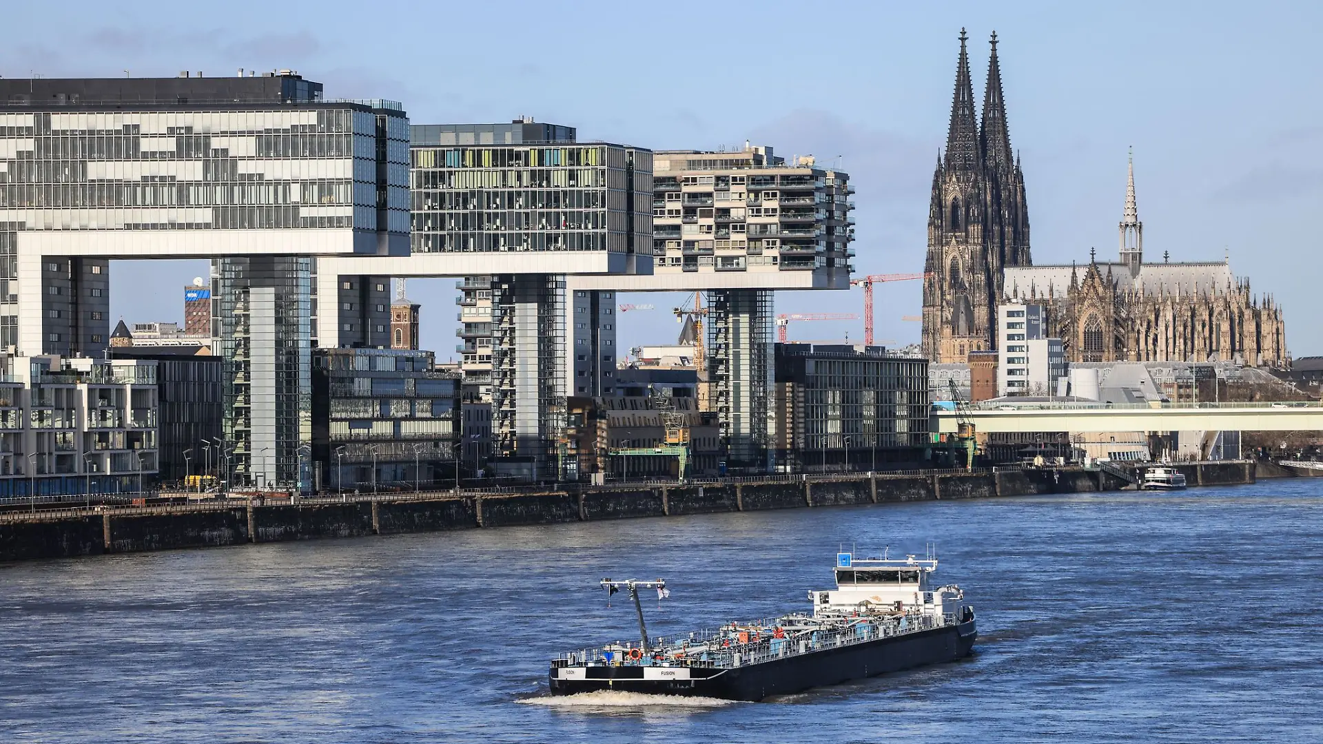 Im Rhein ist ein Toter gefunden worden - es handelt sich um einen am 1. Mai vermissten Schwimmer. (Symbolbild)