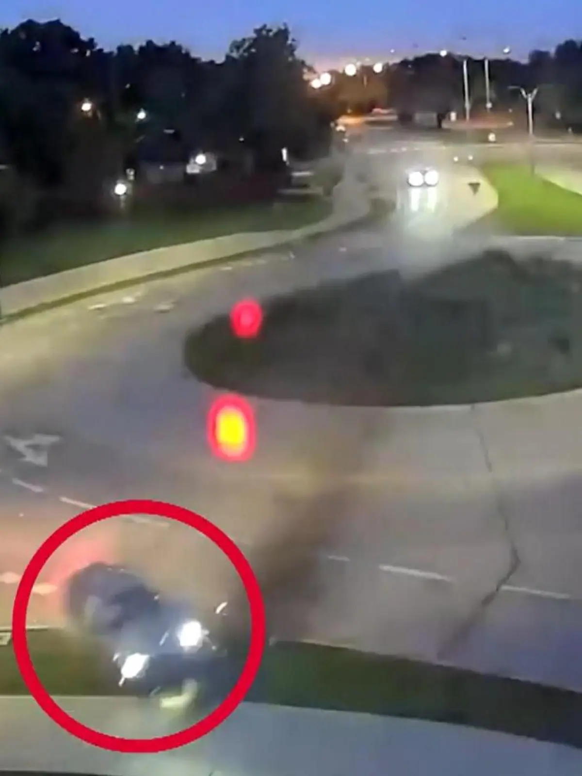 Auto fliegt über Kreisverkehr