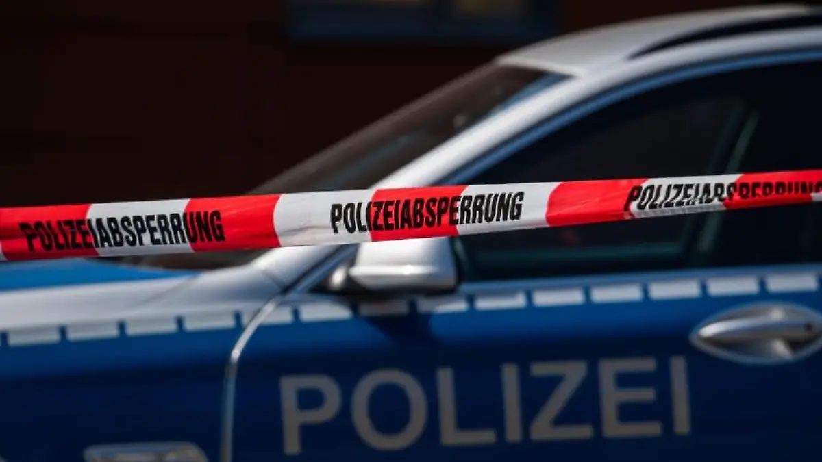 Bei einem tragischen Verkehrsunfall in der Nähe vom niedersächsischen Seevetal kommt ein Mann (46) ums Leben. Laut Polizei kommt er von der Fahrbahn ab und prallt dann mit hoher Geschwindigkeit gegen einen Baum. Bei dem Zusammenstoß wird er aus dem Auto geschleudert und bleibt regungslos liegen. Rettungskräfte können für den Mann nichts mehr tun. 