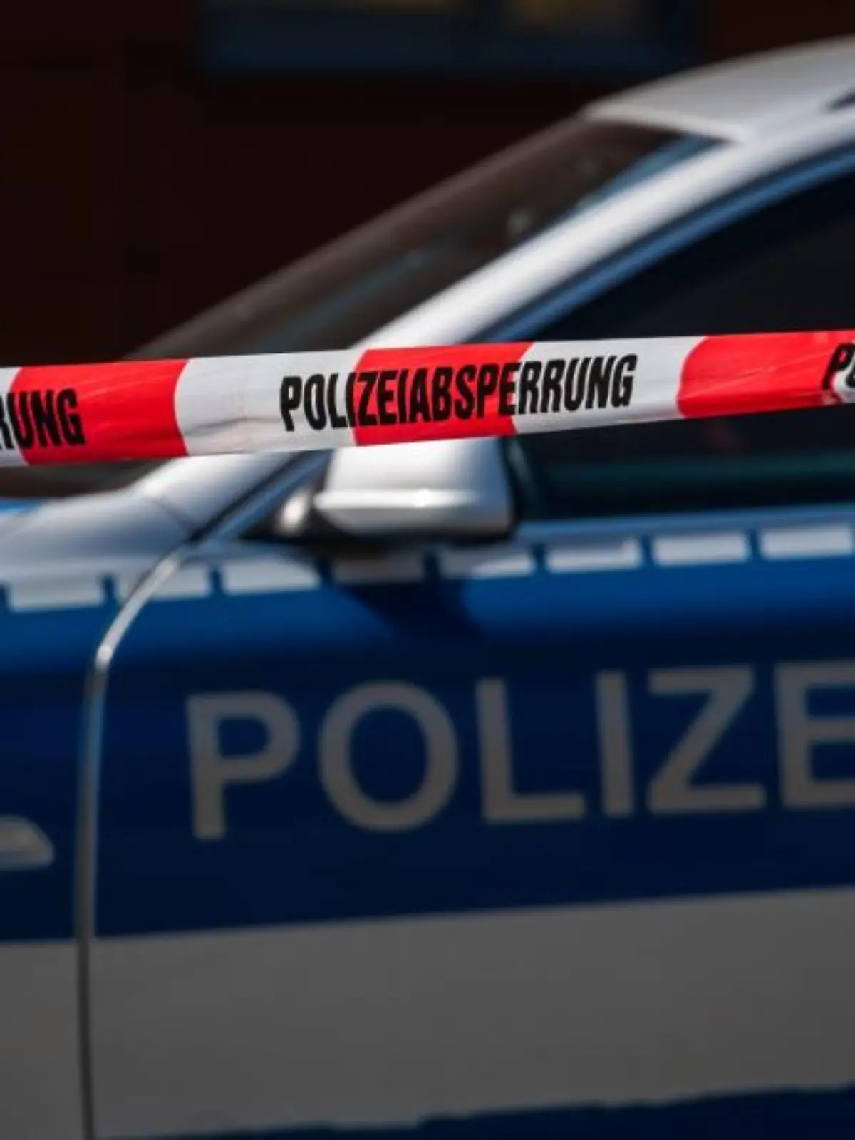 Bei einem tragischen Verkehrsunfall in der Nähe vom niedersächsischen Seevetal kommt ein Mann (46) ums Leben. Laut Polizei kommt er von der Fahrbahn ab und prallt dann mit hoher Geschwindigkeit gegen einen Baum. Bei dem Zusammenstoß wird er aus dem Auto geschleudert und bleibt regungslos liegen. Rettungskräfte können für den Mann nichts mehr tun. 