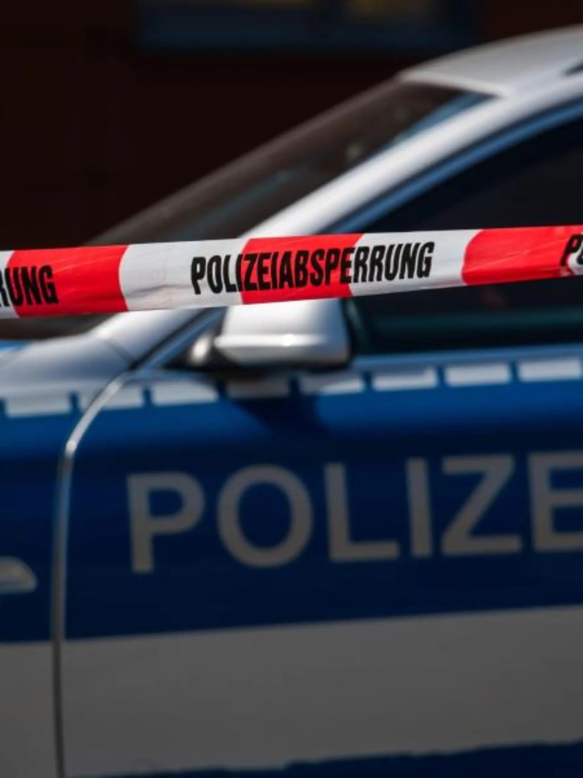 Bei einem tragischen Verkehrsunfall in der Nähe vom niedersächsischen Seevetal kommt ein Mann (46) ums Leben. Laut Polizei kommt er von der Fahrbahn ab und prallt dann mit hoher Geschwindigkeit gegen einen Baum. Bei dem Zusammenstoß wird er aus dem Auto geschleudert und bleibt regungslos liegen. Rettungskräfte können für den Mann nichts mehr tun. 
