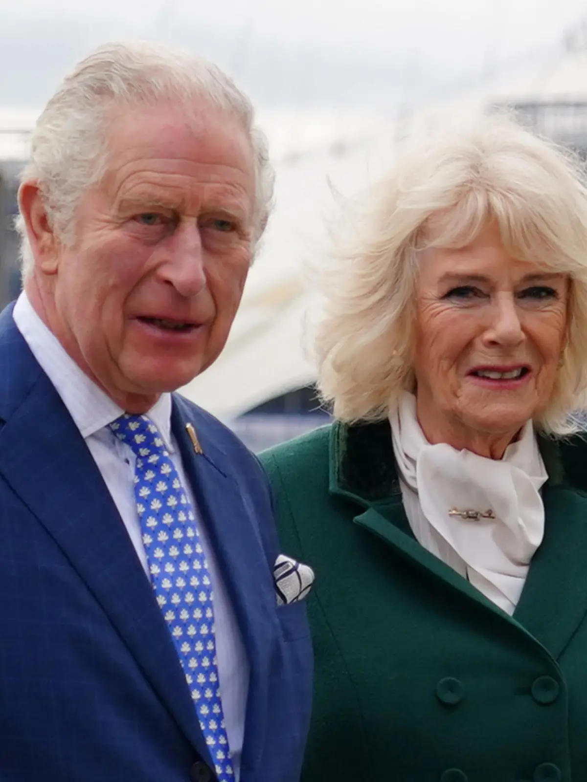 ARCHIV - 03.02.2022, Großbritannien, London: Charles (l-r), damaliger Prinz von Wales und Gründer und Präsident der Stiftung «The Prince's Foundation», und seine Frau Camilla treffen zu einem Besuch in der Trinity Buoy Wharf der Stiftung ein. (zu dpa «Vom Brandenburger Tor ins Ökodorf: Charles und Camilla in Deutschland») Foto: Dominic Lipinski/PA Wire/dpa +++ dpa-Bildfunk +++