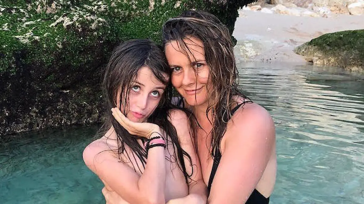 Hier badet Alicia Silverstone mit ihrem Sohn Bear Blu Jarecki am Belong Beach in Indonesien.