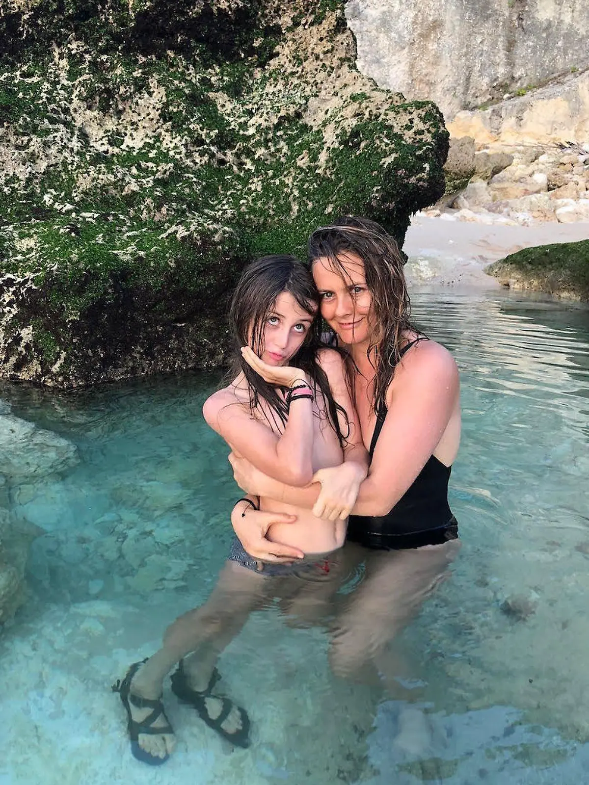Hier badet Alicia Silverstone mit ihrem Sohn Bear Blu Jarecki am Belong Beach in Indonesien.
