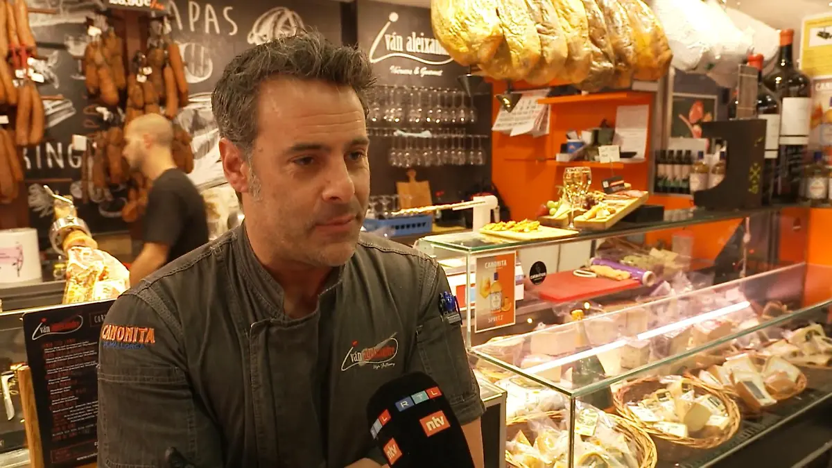 Wurststandbesitzer Iván Aleixandre hofft, seine deutschen Glückspilze zu finden.