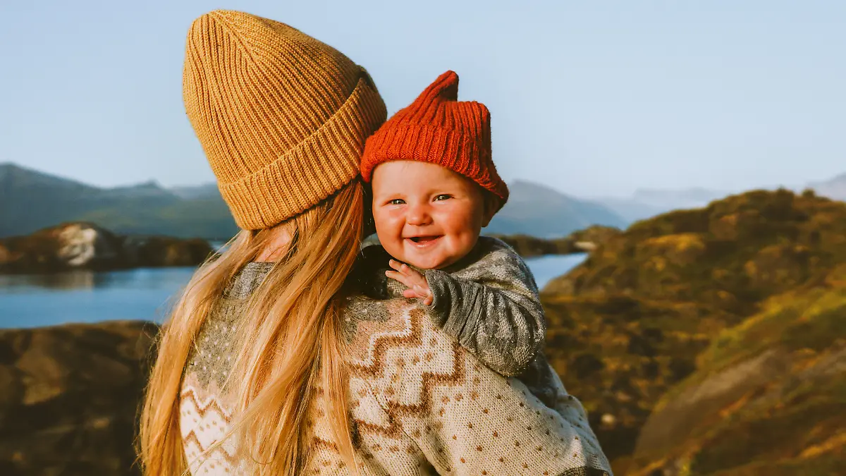 Eine Mutter geht mit ihrem Baby in Skandinavien wandern.