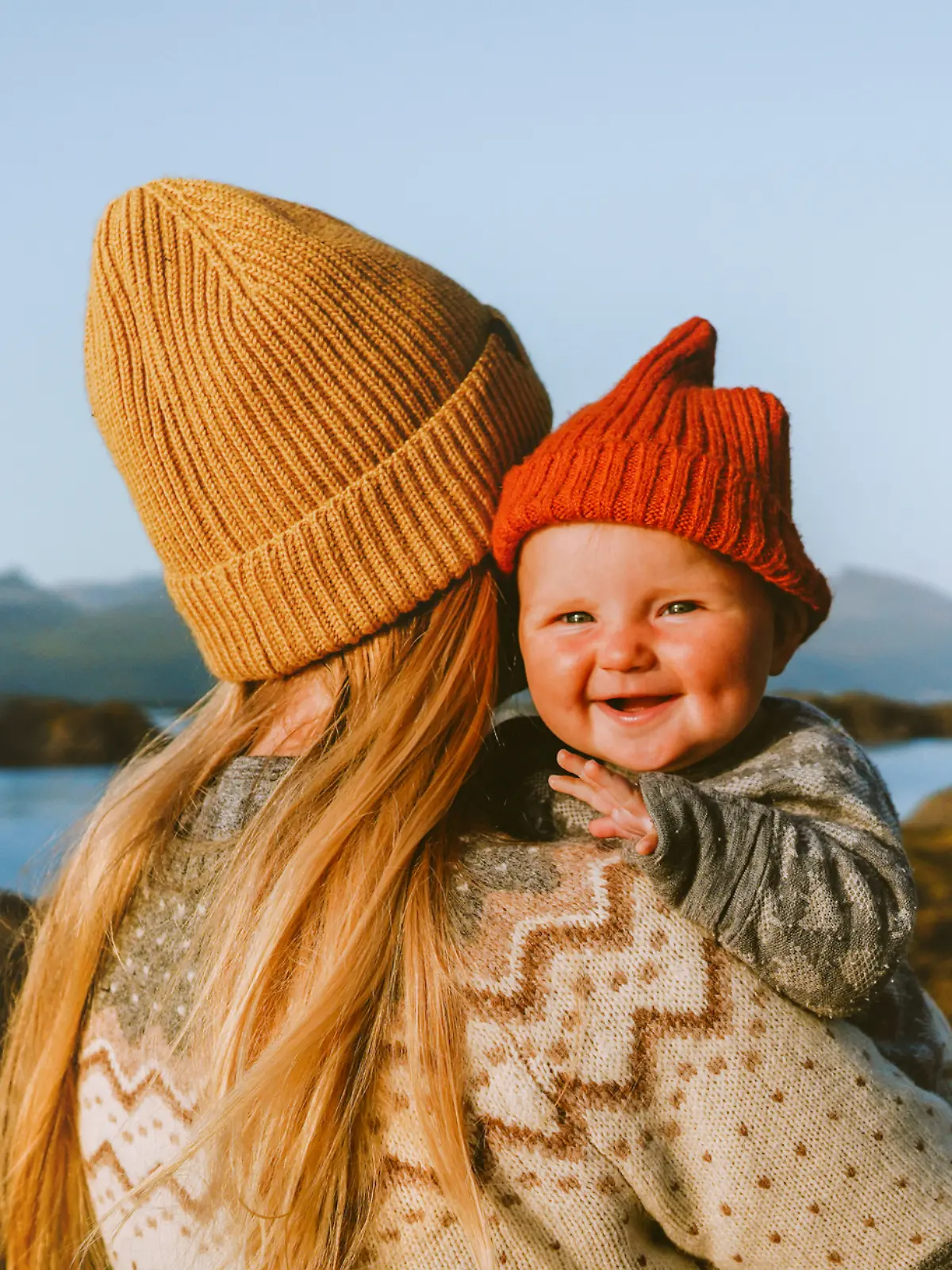 Eine Mutter geht mit ihrem Baby in Skandinavien wandern.