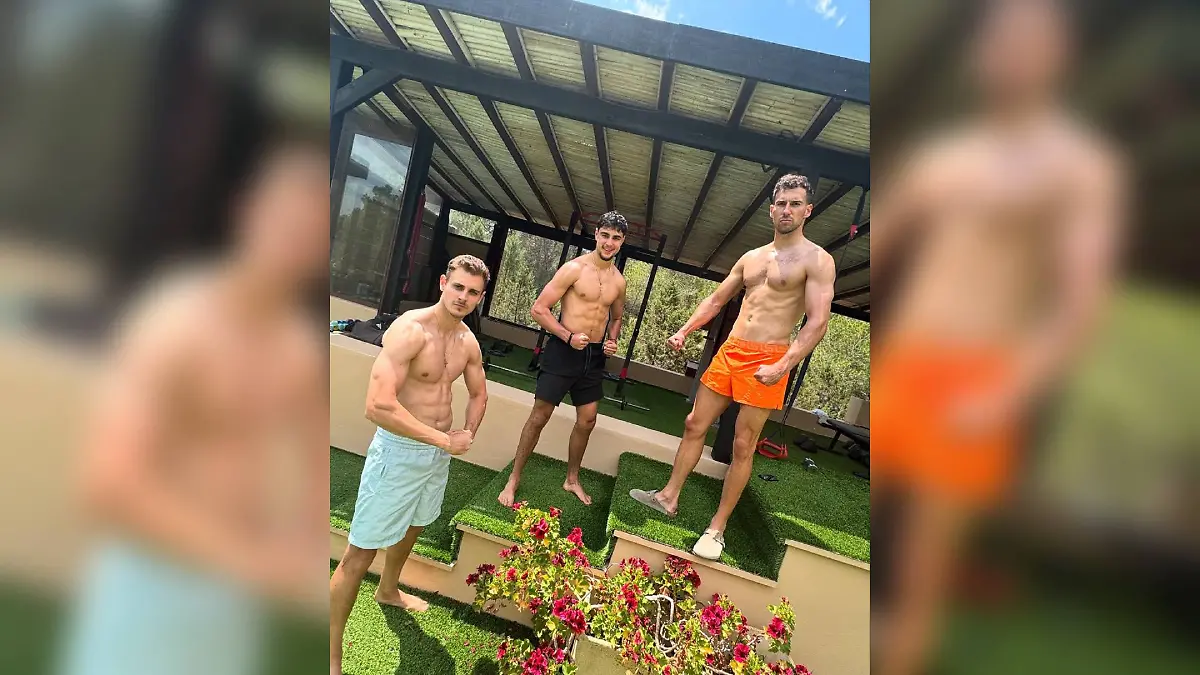 Austrainierte Oberkörper: Die Bayern-Stars Josip Stanisic (l.), Aleksandar Pavlovic und Leon Goretzka (r.) trainieren auch auf Ibiza