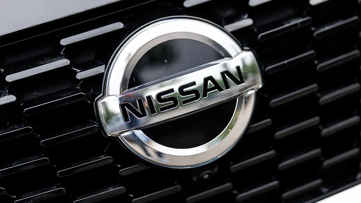 Das Markenlogo von Nissan ist am 07.05.2025 an einem Fahrzeug der Marke an einer Niederlassung vom Unternehmen in München (Bayern) zu sehen. Nissan ist ein Automobilhersteller aus Japan.