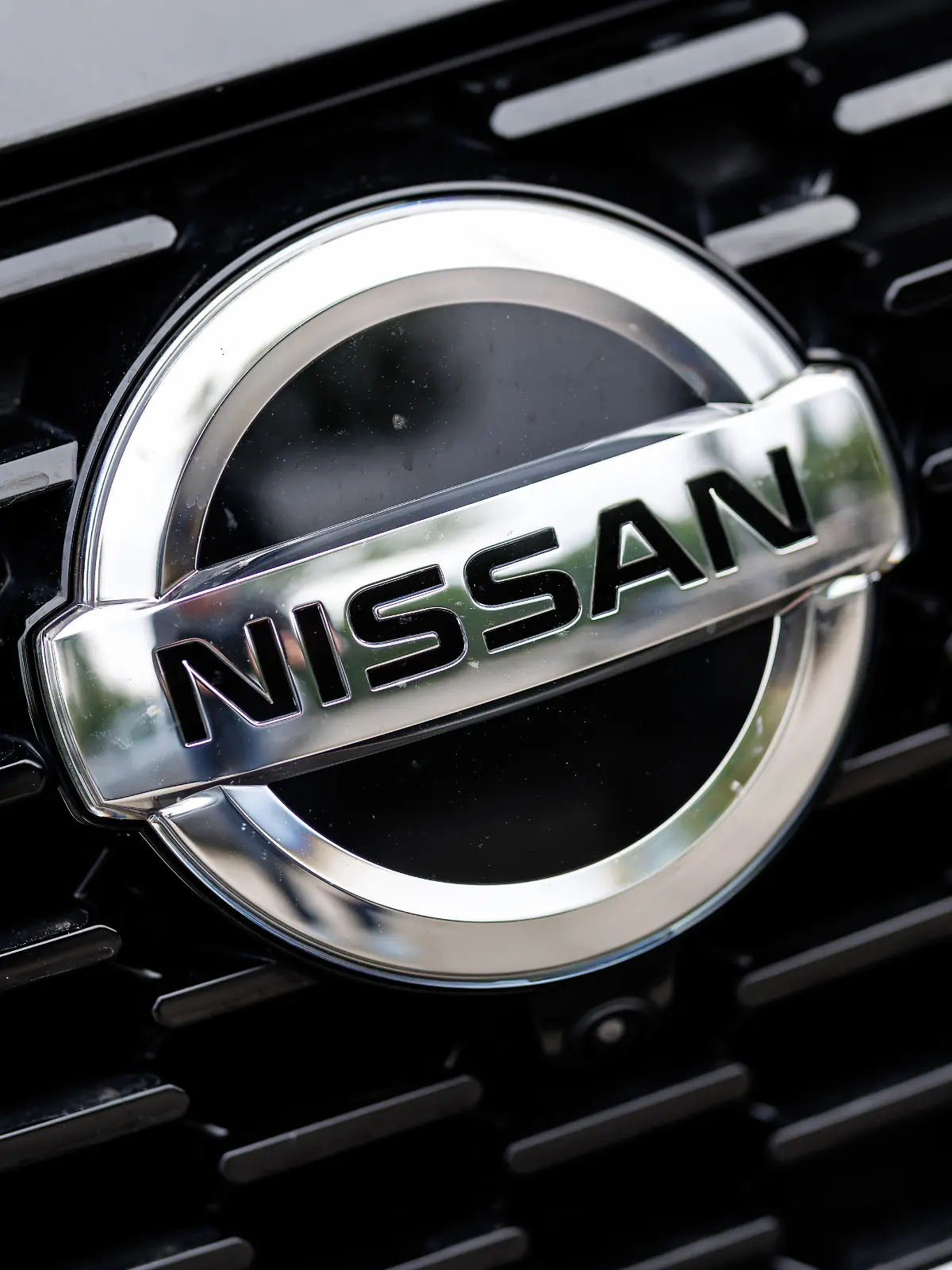 Das Markenlogo von Nissan ist am 07.05.2025 an einem Fahrzeug der Marke an einer Niederlassung vom Unternehmen in München (Bayern) zu sehen. Nissan ist ein Automobilhersteller aus Japan.