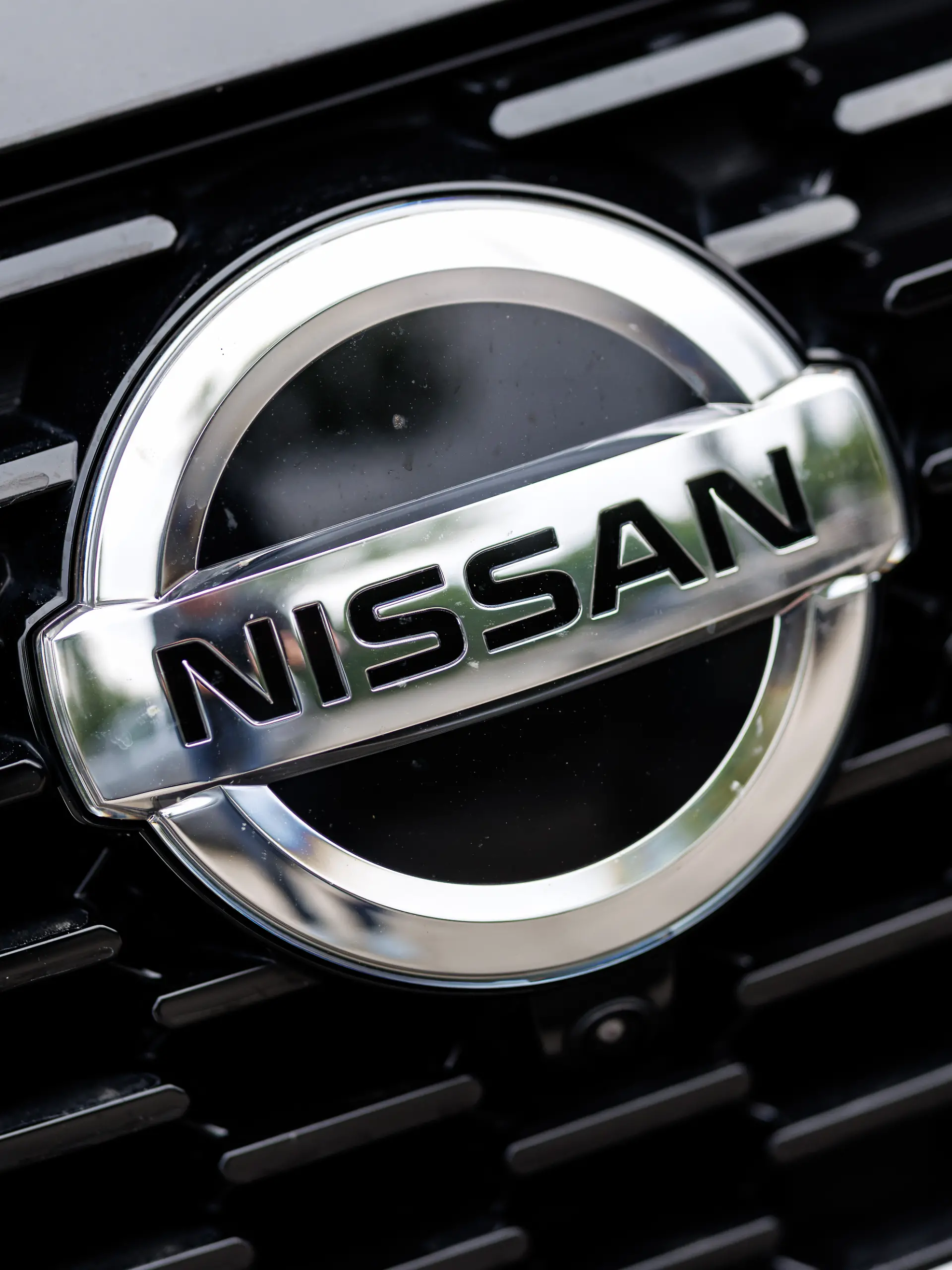 Das Markenlogo von Nissan ist am 07.05.2025 an einem Fahrzeug der Marke an einer Niederlassung vom Unternehmen in München (Bayern) zu sehen. Nissan ist ein Automobilhersteller aus Japan.